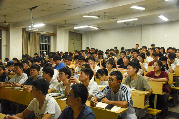 75addc97d20e4be2a8bed4e0d4f4dfdb.jpg 观众.jpg