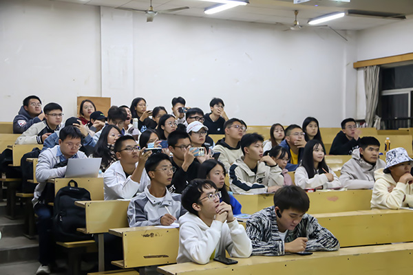 2e4dbcfcd6ad46a7bbcc364e432d6403.jpg 观众.JPG
