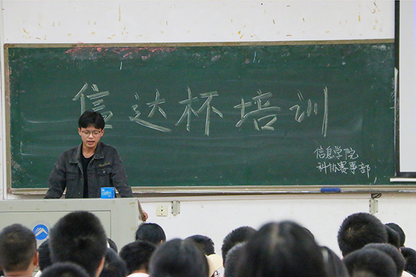 8510a4648b674ba6af90f8963d0c1f16.jpg 彭博.JPG