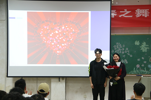 7ff358de65cd4d238f082a8c7e12114d.jpg 手捧鲜花.JPG